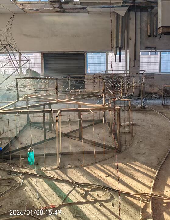 在客户现场制作花灯三.jpg 在客户现场制作花灯三.jpg