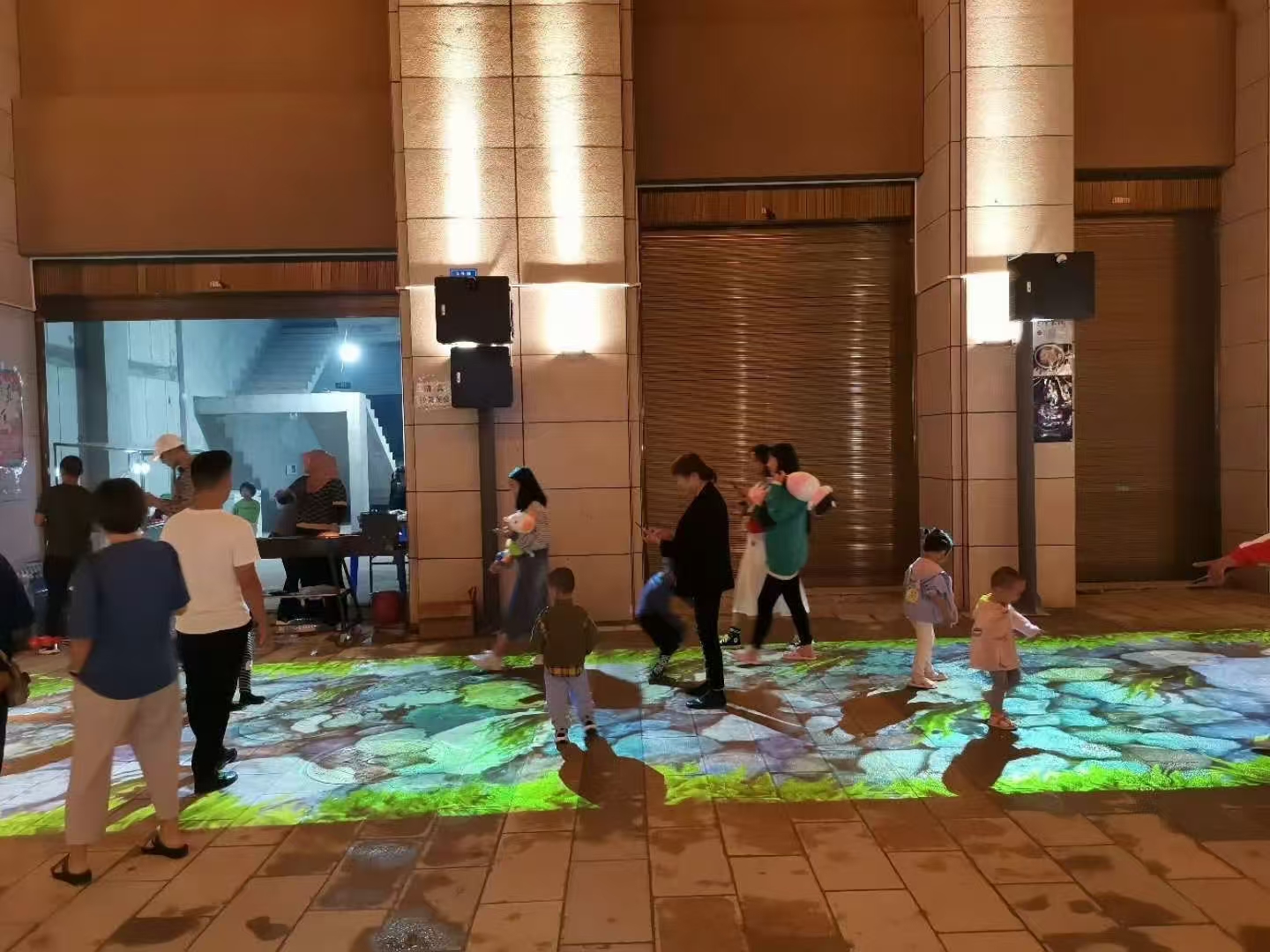 互动地面投影客户现场.jpg 互动地面投影客户现场.jpg
